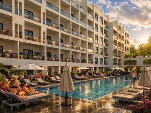 Studio 40Sqm directly on the pool