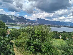 Partially renovated villa with land & great views near city