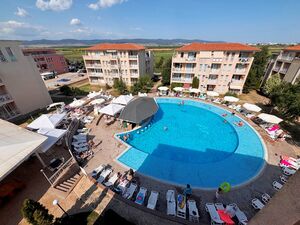 Furnished 2-Bedroom Apartment with Pool View in Sunny Day 6