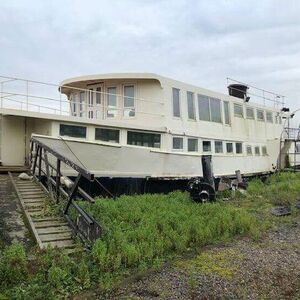 Amazing Venue with Houseboat Potential-£240,000