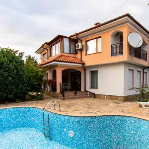 House with 4 bedrooms and a pool, 10 km to Sunny Beach 