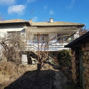 House in good condition with 3000 sq.m garden 26km to Popovo