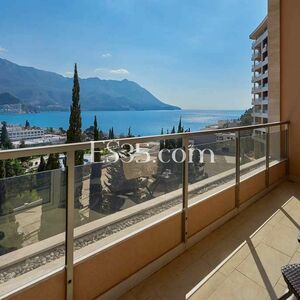Apartment with sea view in a luxury house in Becici