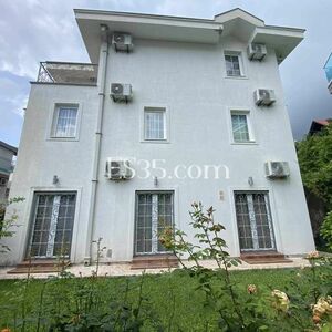 House with five bedrooms and three bathrooms in Budva
