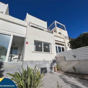 House with shared pool in Torrevieja, Alicante province. 4 r