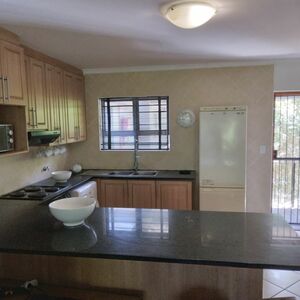 3 Bedroom, 2 bath apartment with garage in Cape Town  