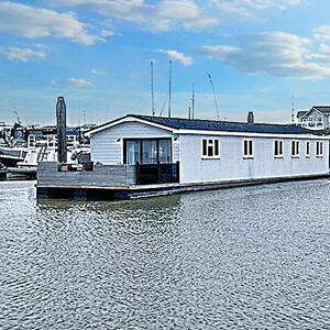 Superb Contemporary Houseboat - Rivers End £194999