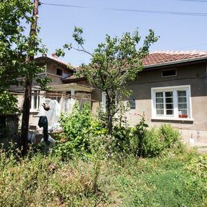 Large house with 3 beds, big garden and outbuildings close t