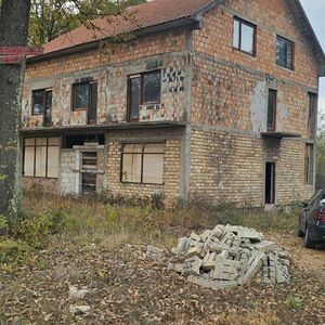 I am selling a residential and commercial building in Vrani