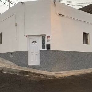 Detached house , 2 minutes from beach and crystal blue ocean