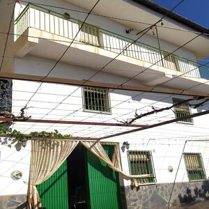 Spacious Detached Property with Garden