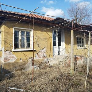 One-storey house with land of 1400 sq.m near Yambol