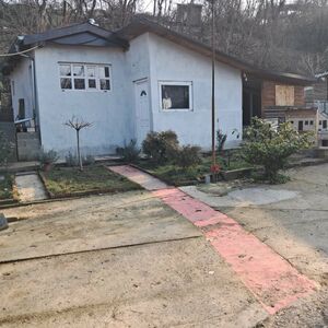 Cottage with auxiliary facilities on the Danube
