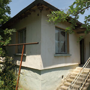 Old rural house with spacious yard and great Location 