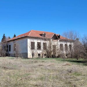 School totalbuild up area over 600m2 near Varna, 8400m2 Plot