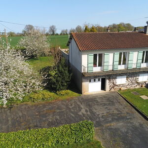 Beautiful Views For This 3 Bedroom Property on Half an Acre.