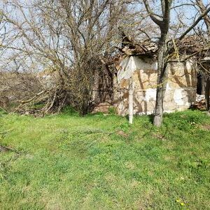 Large plot of land 2725 sq m with an old partially collapsed