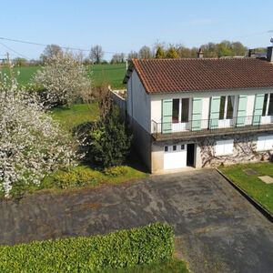 Beautiful Views For This 3 Bedroom Property on Half an Acre.