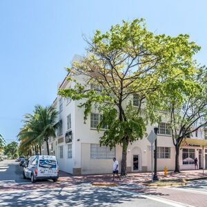 STUNNING STUDIO IN MIAMI BEACH – STEPS FROM THE OCEAN!