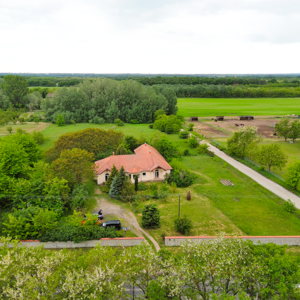 Country residence with 1.4 ha land btw. Budapest & Balaton