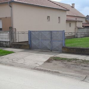 I am selling two houses on one lot-Sremska Mitrovica