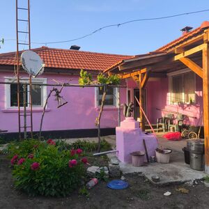 3-Bedroom House with Brand New roof, 20 km from the Beach