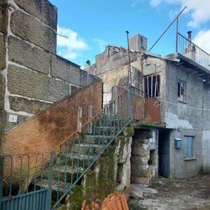Village house for reconstruction in Seixo da Beira