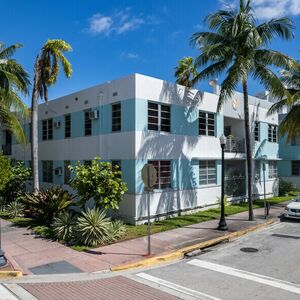 STUNNING STUDIO IN MIAMI BEACH – STEPS FROM THE OCEAN!