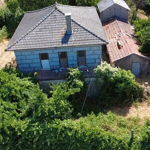 Unique opportunity: expansive renovated property with builda