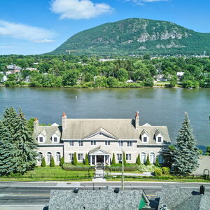 Timeless Waterfront Richelieu Manor with Breathtaking Views