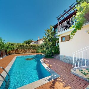 Luxury 2-Storey Villa with Private Pool, Kosharitsa