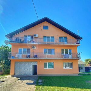 Sale of a house with several apartments and a garage