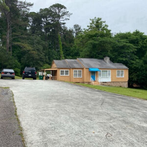 House On About 2 Acres Close To Shopping Minutes To Transit 