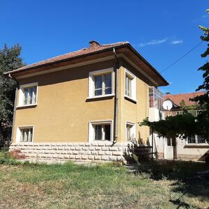 Solid house with barn, garage, annex and land in a village