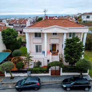 Three‑Level Home with Independent Apartment and Prof. Office