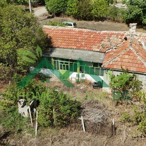 Regulated plot of land with an old house, Varna district