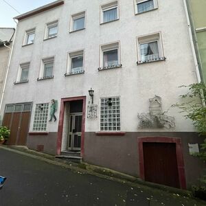 The original Zeller Schwarze Katz cellar + house