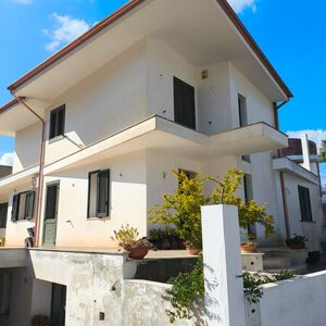 Casa indipendente con giardino