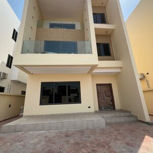 Luxurious 5-bedroom townhouse @ East legon/+233243321202