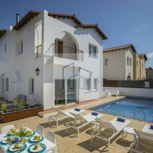 4 bedroom detached villa with private pool 