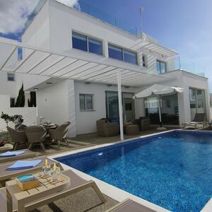 3 bedroom detached villa with sea views