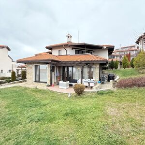 Charming 2-Bedroom Apartment in Bay View Villas, Kosharitsa