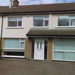 location (Bray), size (4-bed, 2 baths), unique feature (sepa