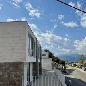 📍 Продажа нового таунхауса на берегу моря в Луштице  