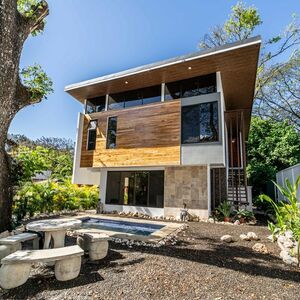  Brand-new, close to beach, house nestled in a vibrant area!