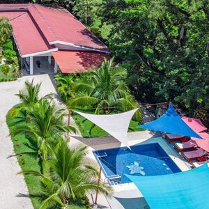 Lovely 7 room boutique hotel/bar just minutes to the beach!