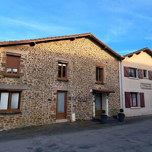 Fully-renovated 6-bed detached-residential or commercial use