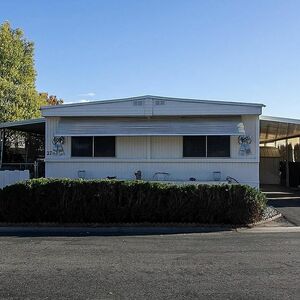 Very clean 2 bedrooms and 2 bathrooms house for sale