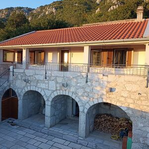 Renovated stone house + ruin with vaults