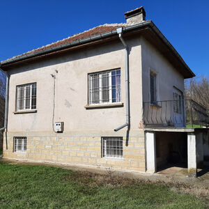 Renovated rural house with barn and land 3 km from big river